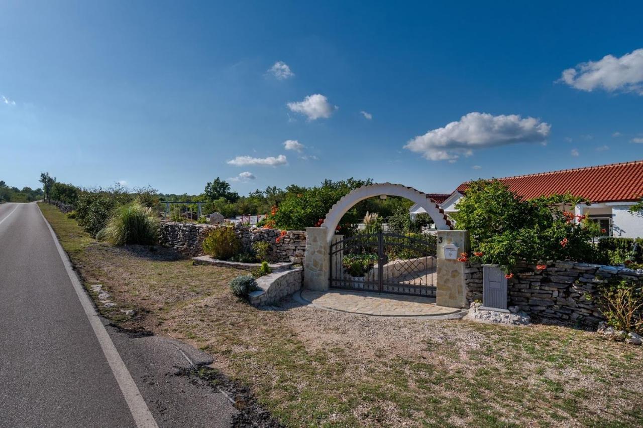 House Camellia With Fenced Pool And Playground Villa Blizna Donja ภายนอก รูปภาพ