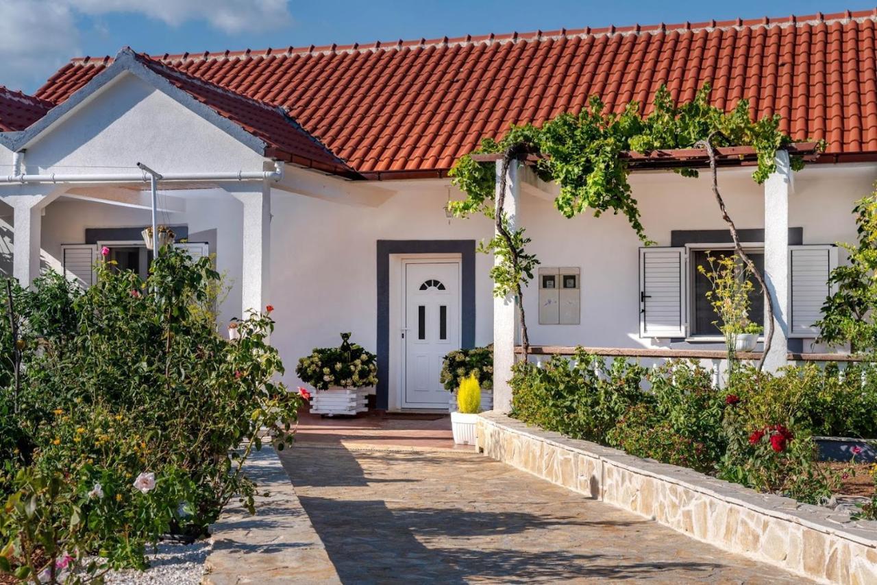 House Camellia With Fenced Pool And Playground Villa Blizna Donja ภายนอก รูปภาพ